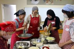 インドネシア料理作りを楽しむ参加者ら(右から2人目がアフィタさん、同3人目が浦木さん、同4人目が牧野部長)