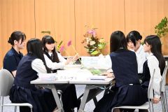 ４高校華道部員が交流研修　花で「季」を生ける 3