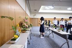 作品の前で立ち止まって鑑賞する生徒たち