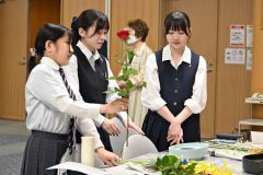 ４高校華道部員が交流研修　花で「季」を生ける