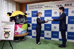 鈴木知事から賞状を受け取る奥平さん（左）