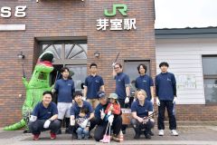 清掃活動に参加した芽室町商工会青年部員たち