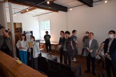 オープンセレモニーで施設を見学する参加者たち