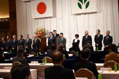 新任、再任理事が登壇した