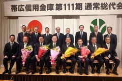 退任役員と常勤役員を囲んだ集合写真