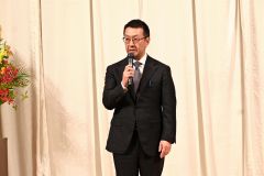 就任あいさつをする中田理事長