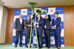 北海道遺産のラワンブキをＰＲ　ＪＡあしょろが鈴木知事に贈呈