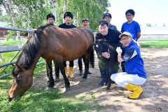 体外受精で生まれた子馬（右）と南保教授（右前）ら大学関係者