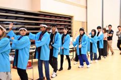 一緒に盆踊りを楽しむ芽室とトレーシーの中学生たち