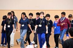 一緒にダンスを踊る芽室とトレーシー市の中学生たち