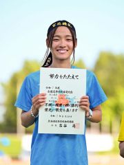 【女子１００メートル決勝】表彰台で笑顔の山崎心愛（旭川志峯―音更共栄中出）