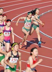 【女子４００メートルリレー決勝】米田紗羽（右）から最終バトンをつなぐ槙涼奈（帯南商）
