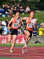 【男子４００メートルリレー決勝】バトンを渡した４走の今野陽翔（右）に向かって大声で応援する３走の泉航大也（白樺学園）