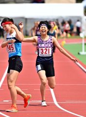 【女子１５００メートル決勝】６位に入りインターハイの切符を手にした井内櫻子（右、札幌日大―勇足小出）