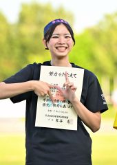 【女子走り高跳び決勝】表彰でポーズを取る松本沙希（帯農）