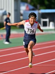 【男子１００メートル決勝】力んだ表情でゴールする石田正龍（旭川志峯―浦幌中出）