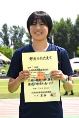 女子１５００メートル決勝で６位に食い込み、インターハイ出場を決めて喜ぶ井内櫻子（札幌日大高―勇足小出）