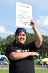 女子砲丸投げで準優勝し、受賞選手と一緒にポーズを取る佐藤希夢（幕別清陵）