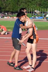 男子４００メートルリレー決勝で５位に入り、小西康道監督から祝福を受ける白樺学園の４走・今野陽翔