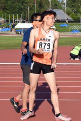男子４００メートルリレー決勝で５位に食い込みガッツポーズを見せる白樺学園の４走・今野陽翔