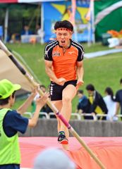 【男子棒高跳び決勝】４メートル２０を成功させガッツポーズする秋葉康成（白樺学園）