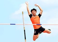 【男子棒高跳び決勝】３回目の試技で４メートル２０を成功させ８位に入賞した秋葉康成（白樺学園）