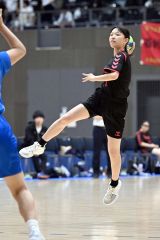 【女子１回戦・上士幌―札幌静修】力強いシュートを放つ上士幌の末廣華奈（２年）