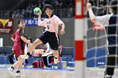 【女子１回戦・帯三条―釧路明輝】力強くシュートを打ち込む帯三条の茅野ゆい（２年）
