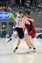 【女子１回戦・帯三条―釧路明輝】力強くシュートを打ち込む帯三条の村橋蘭（３年）