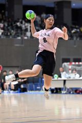 【女子１回戦・帯三条―釧路明輝】力強くシュートを決める帯三条の松井花怜（２年）