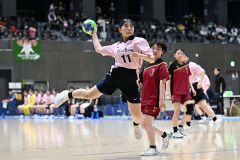 【女子１回戦・帯三条―釧路明輝】ディフェンスをかわしてシュートを放つ帯三条の島田心菜（１年）