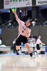 【女子１回戦・帯三条―釧路明輝】シュートを放つ帯三条の反橋七瀬（２年）