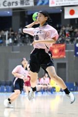 【女子１回戦・帯三条―釧路明輝】速攻からシュートを放つ帯三条の山本凜凜（１年）