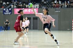 【女子１回戦・帯三条―釧路明輝】速攻からシュートを打つ小室萌愛（３年）