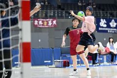 【女子１回戦・帯三条―釧路明輝】右サイドから強烈なシュートを放つ帯三条の山川咲希（３年）