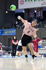 【女子１回戦・帯三条―釧路明輝】シュートを放つ帯三条の反橋七瀬（２年）