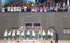 【男子１回戦・帯柏葉―函工】試合終了後、応援席へあいさつをいする帯柏葉の選手たち