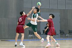 【男子１回戦・帯柏葉―函工】ディフエンスをかわしてシュートを打ち込む半谷優貴（３年）