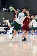 【男子１回戦・帯柏葉―函舘工】ディフェンスをかわしてシュートを放つ鎌谷一真