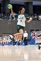 【男子１回戦・帯柏葉―函工】速攻からジャンプシュートを放つ南出英尭（３年）