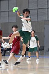 【男子１回戦・帯柏葉―函工】強烈なシュートを放つ半谷優貴（３年）