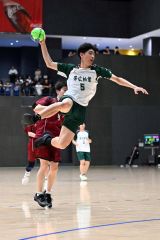 【男子１回戦・帯柏葉―函工】力強い跳躍からシュートを放つ三浦遙翔（３年）