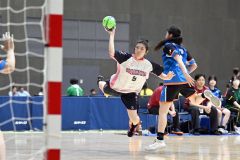 【女子１回戦・帯柏葉―紋別】ディフェンスをかわしながらシュートを放つ帯柏葉の松浦結乃郁（３年）