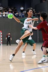 【男子１回戦・帯柏葉―函工】力強くシュートを打ち込む南出英尭（３年）