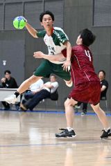 【男子１回戦・帯柏葉―函工】ディフェンスをかわしながらシュートを放つ大野文敬（３年）