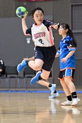 【女子１回戦・帯柏葉―紋別】高い打点からシュートを放つ帯柏葉の小島唯主将（３年）