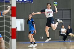 【女子１回戦・帯柏葉―紋別】ジャンプシュートでゴールを狙う帯柏葉の千葉詩月（２年）