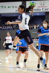 【女子１回戦・帯柏葉―紋別】左サイドから強烈なシュートを放つ帯柏葉の藤野花（２年）