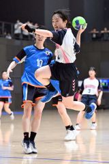 【女子１回戦・帯柏葉―紋別】高い打点からシュートを放つ帯柏葉の小島唯主将（３年）