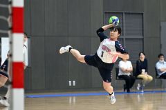 【女子１回戦・帯柏葉―紋別】右サイドからシュートを放つ帯柏葉の岩田葵（３年）